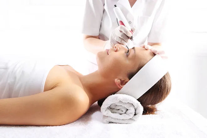 Frågor och svar om microneedling behandlig.