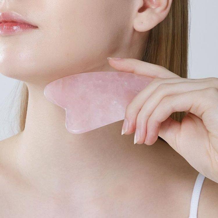 Ge din hud en kärleksfull boost med vår Gua Sha-rutin